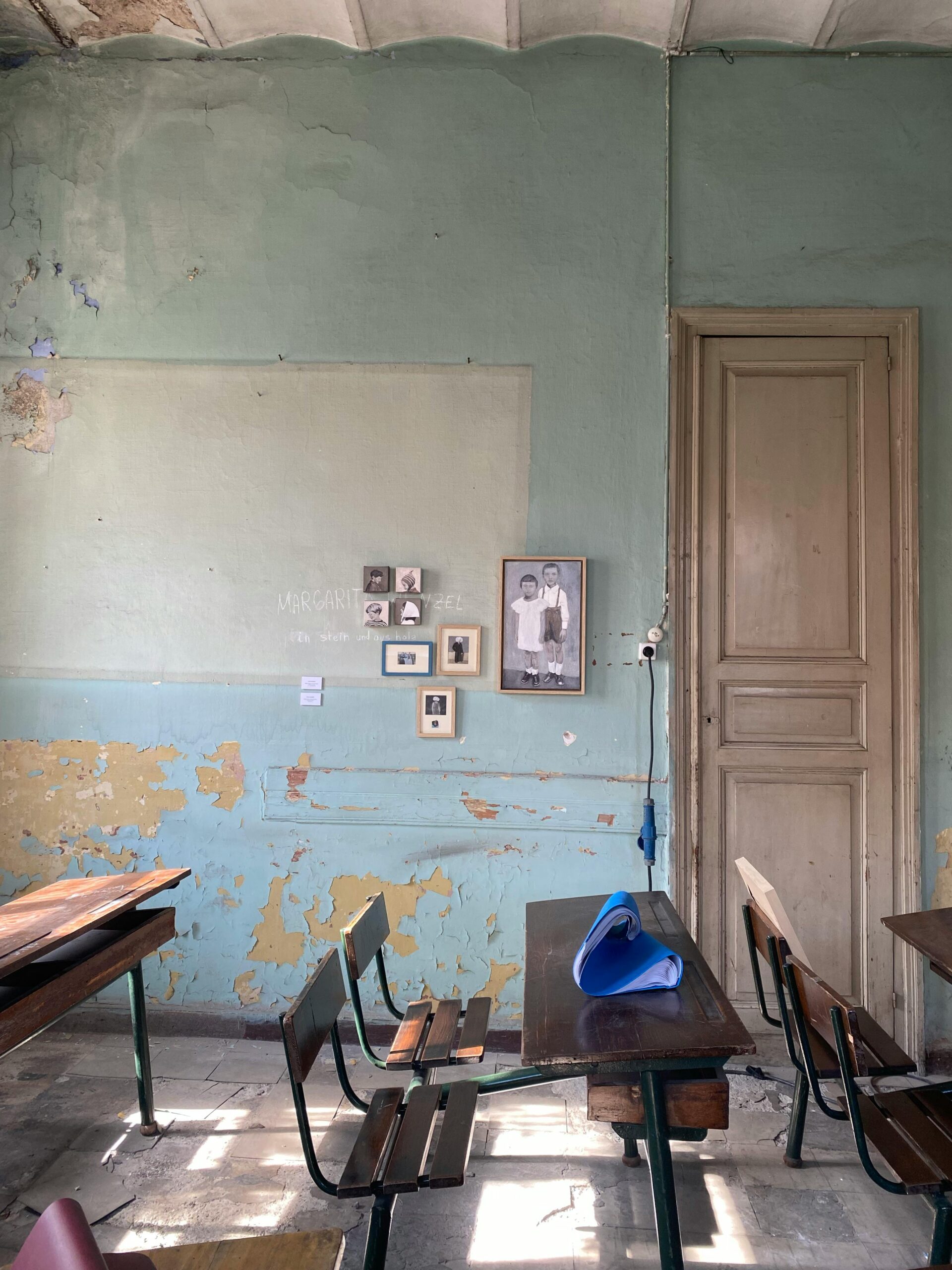 Phobie scolaire : refus scolaire anxieux chez l’adolescent Salle de classe vide illustrant le refus scolaire anxieux chez l