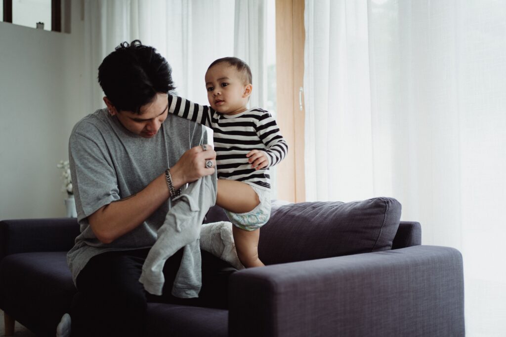 Dépression post-partum du père : signes et aide pexels ketut subiyanto 4933858